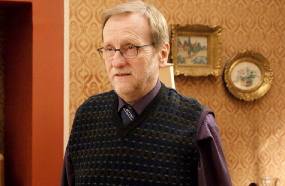 Bogdan Diklić jedva stoji na nogama! Glumca pridržavaju da ne padne (FOTO)