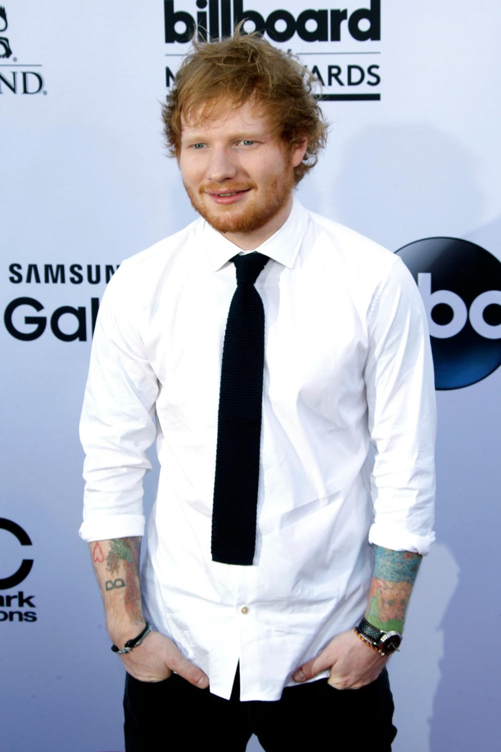 Princeza mačem posekla slavnog pevača (FOTO)