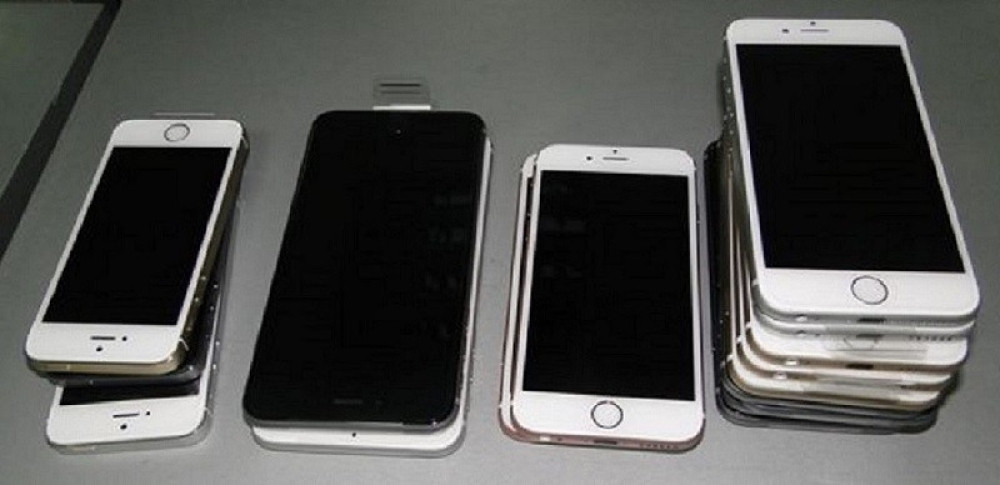 Hteli da prošvercuju polovne mobilne telefone (FOTO)