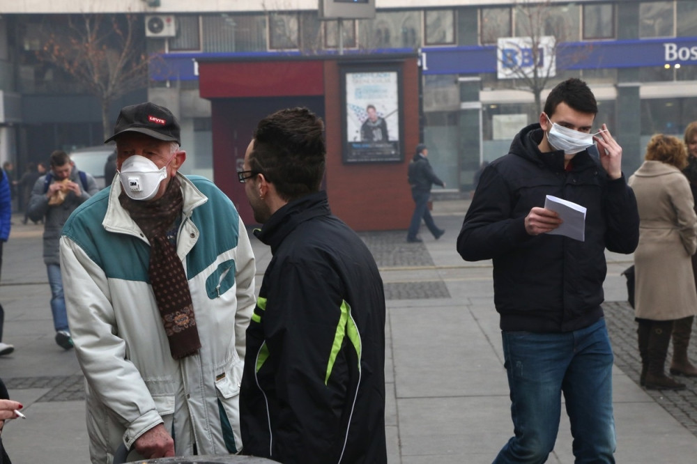 Sarajlije nose maske, a vazduh udišu iz tegli! (FOTO)
