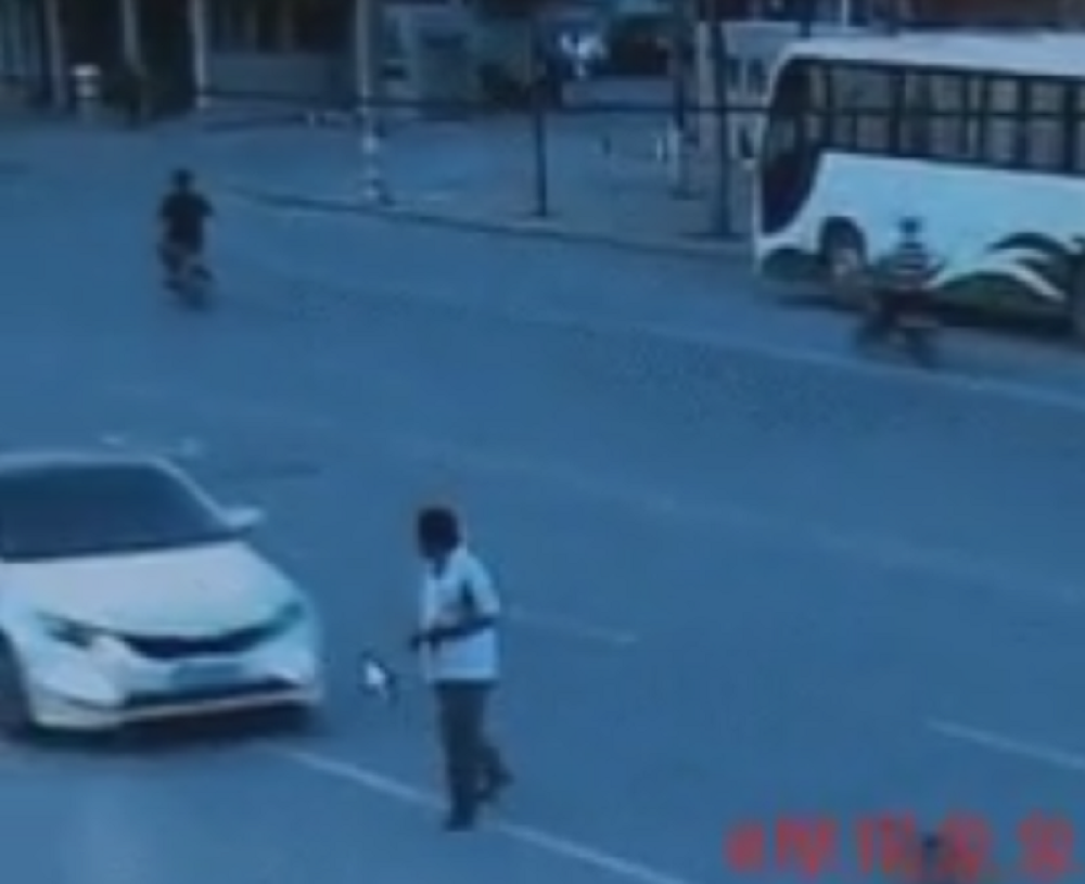 Ovako se ne pada pod automobil! (VIDEO)