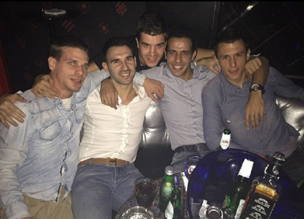 Šaranov sa kumom zvezdašem slavi dolazak u Partizan!