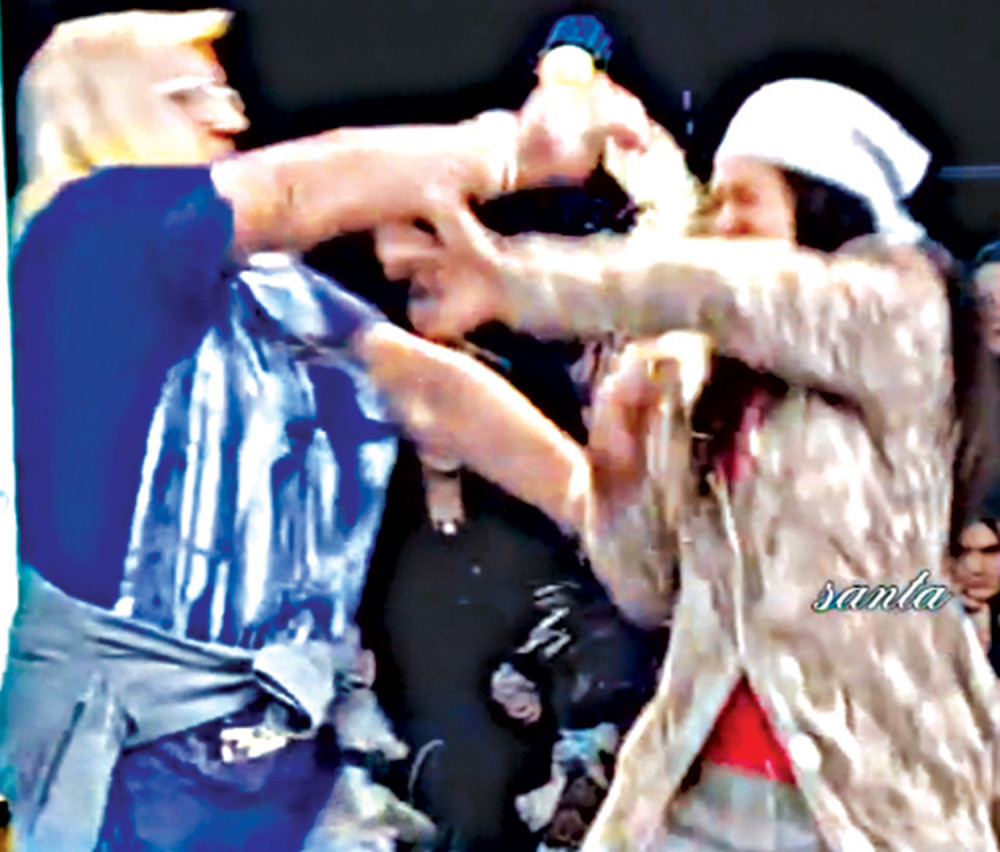 Pevačice se potukle! Čupale kosu jedna drugoj, šutirale se, ona je udarila PESNICOM U GLAVU!