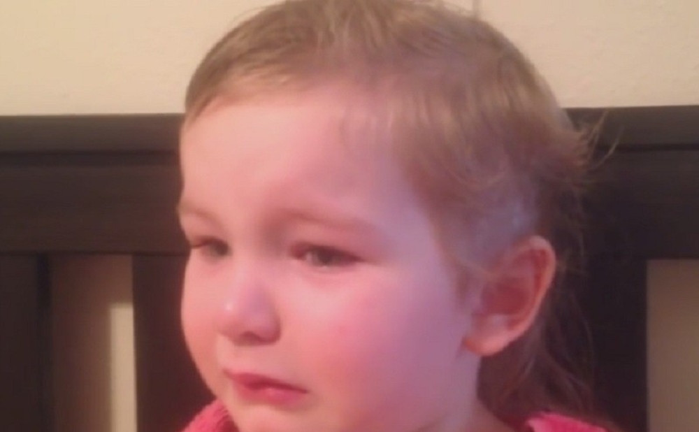 Preslatka reakcija devojčice koja se sama ošišala (VIDEO)