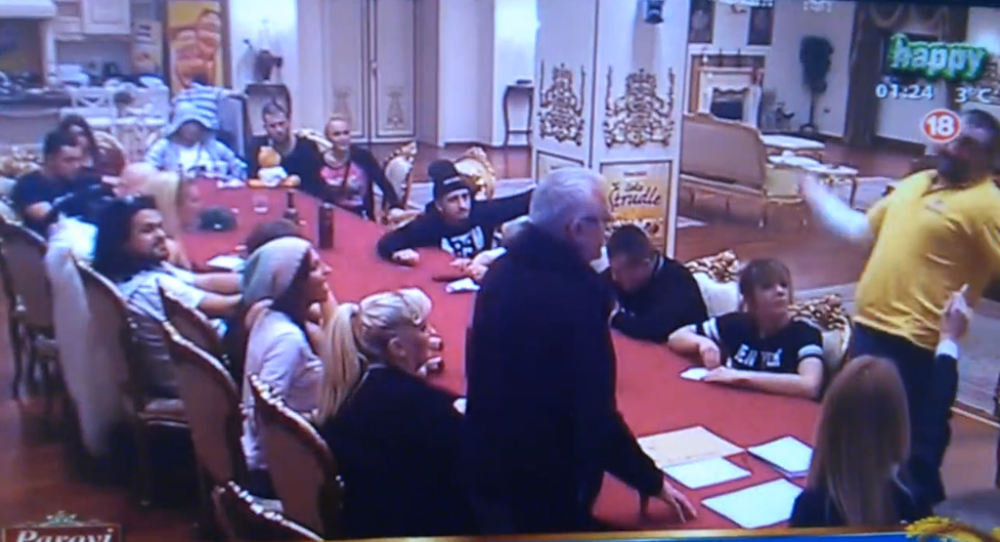 Miki šutirao stolice i udarao se po glavi! (VIDEO)