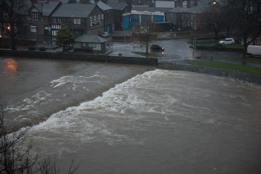 Desetine hiljada ljudi bez struje zbog poplava