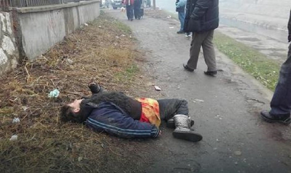 Ležala bez svesti na ulici, prolaznici je ignorisali (FOTO)