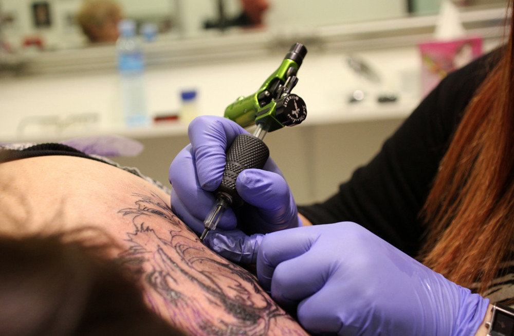 Vrščanka istetovirala Vučića na ruci (FOTO)