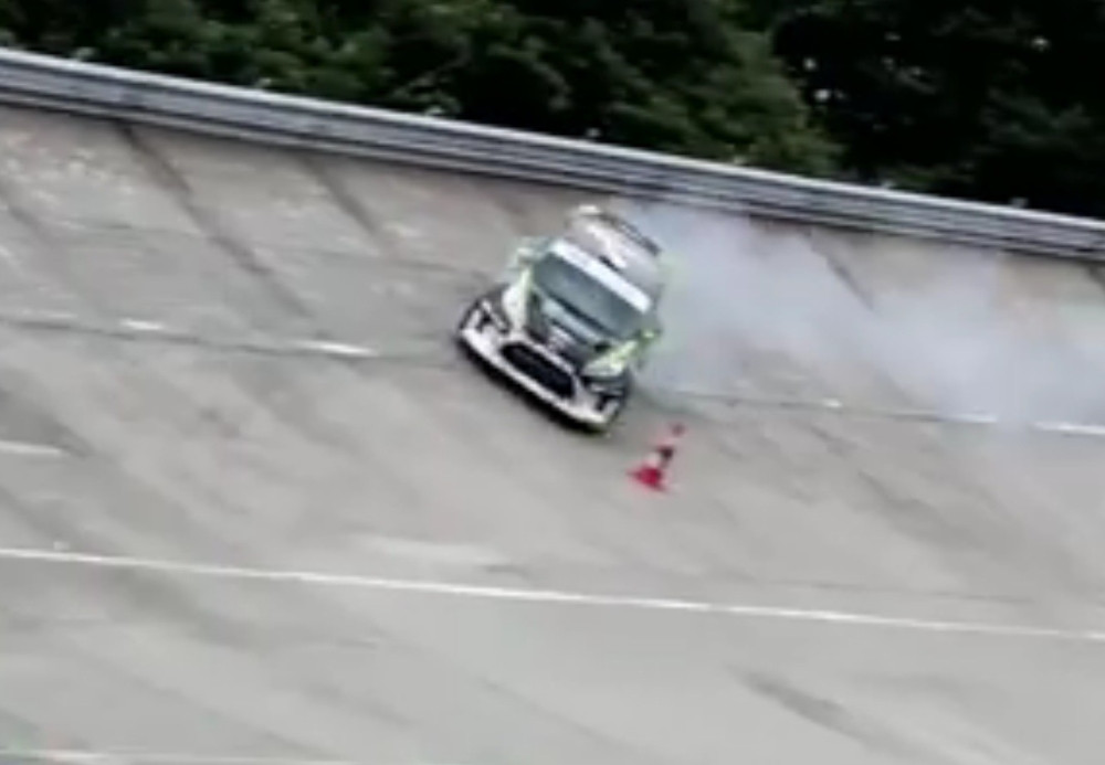 Ovaj tip vozi luđe od Flojda! (VIDEO)