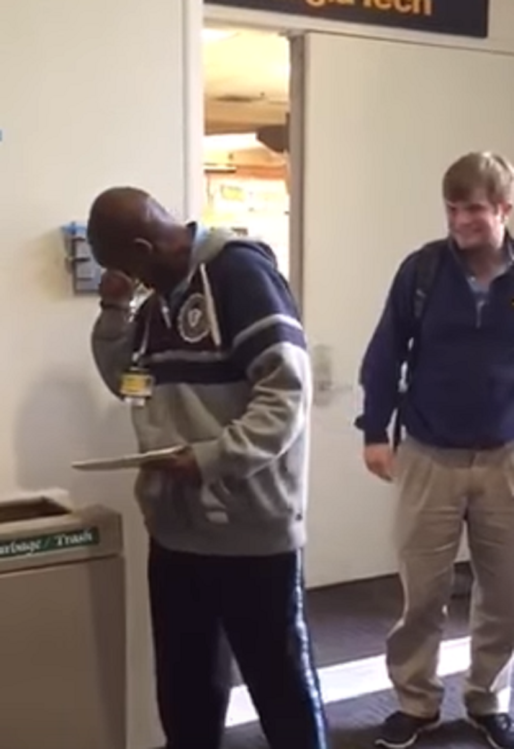 Studenti dali radniku obezbeđenja vredan poklon (VIDEO)