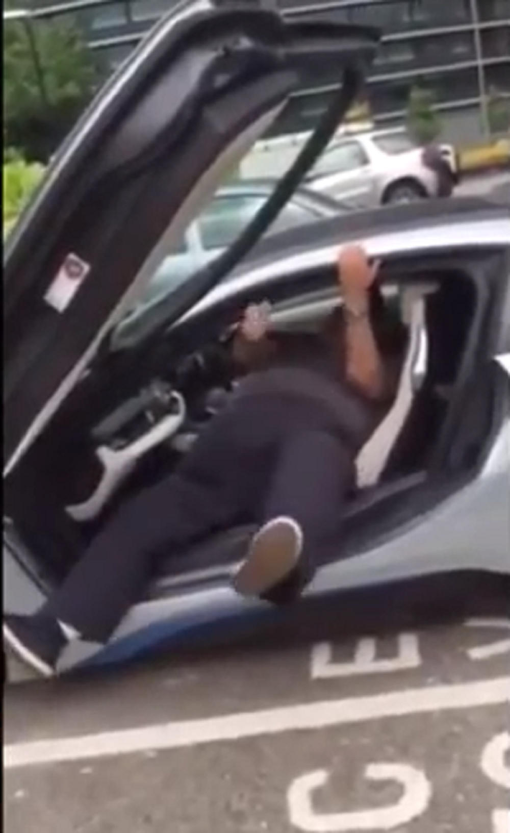 Smejali mu se jer nije mogao da izađe iz automobila (VIDEO)