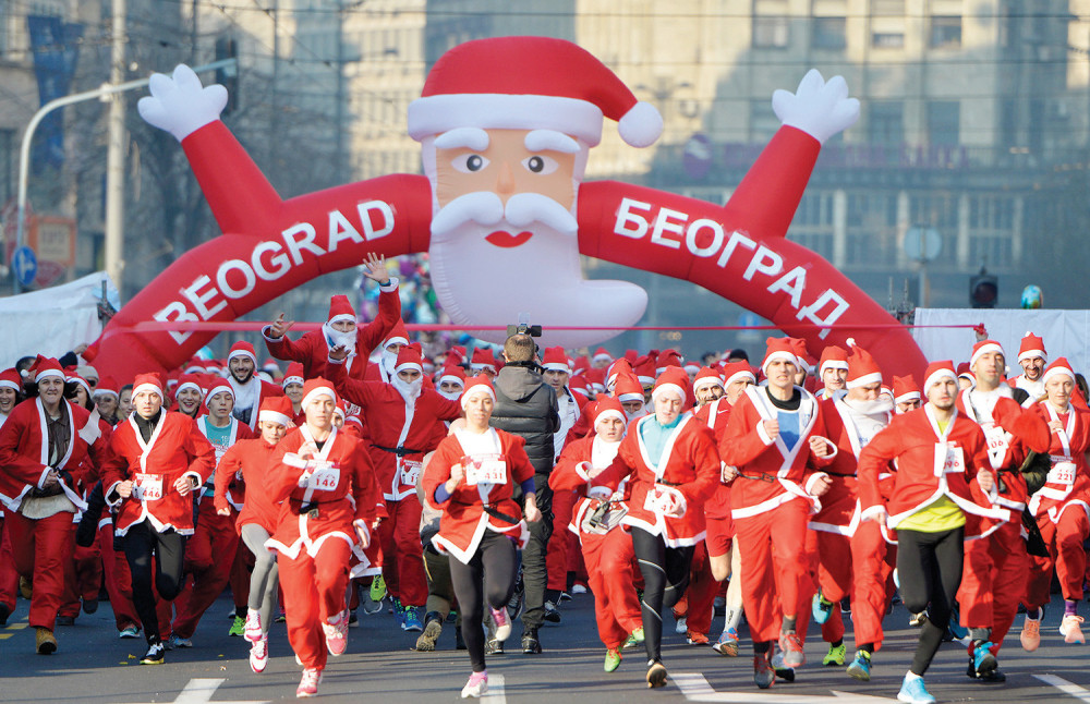 Deda Mrazevi trčali Beogradom