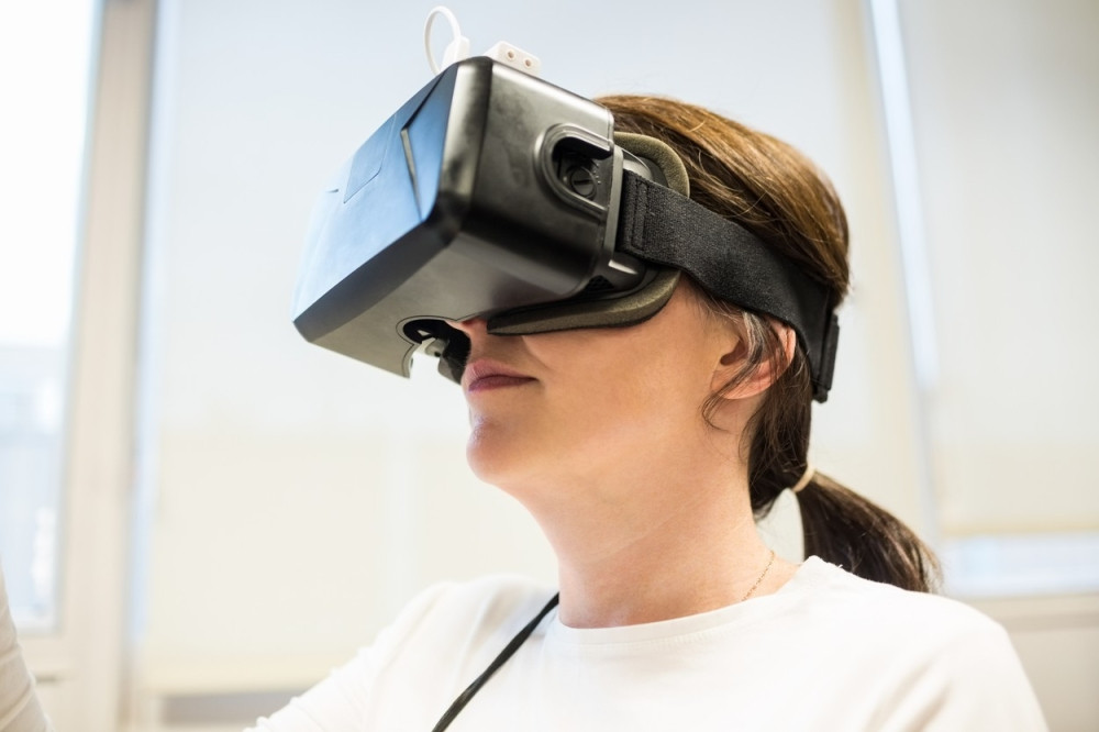 Šta se desi kada baki stavite virtuelne naočare? (VIDEO)