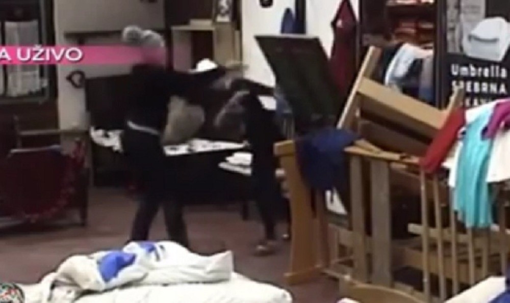 Ovako je Kristijan razvalio vrata (VIDEO)