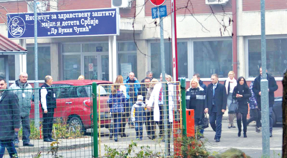 Stefanović podelio paketiće!