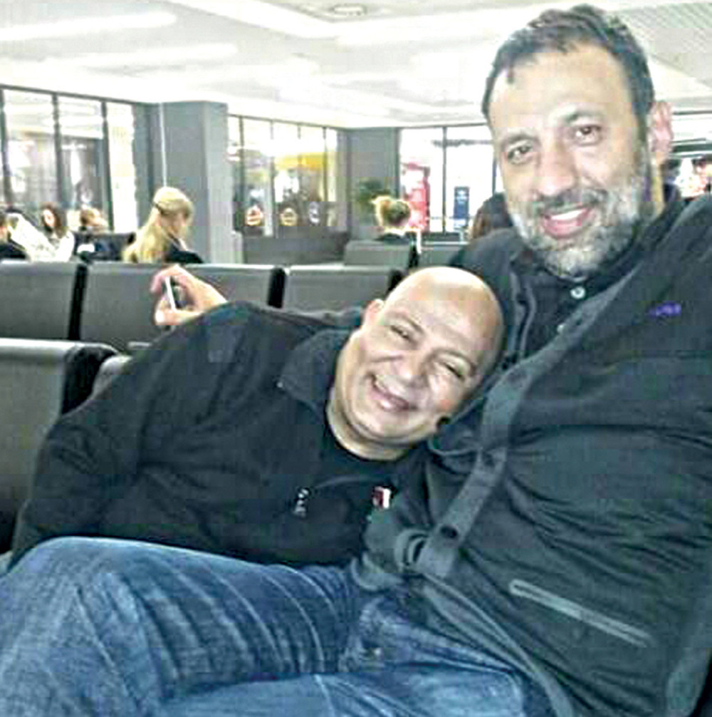 Džej se odmara na Divčevom stomaku