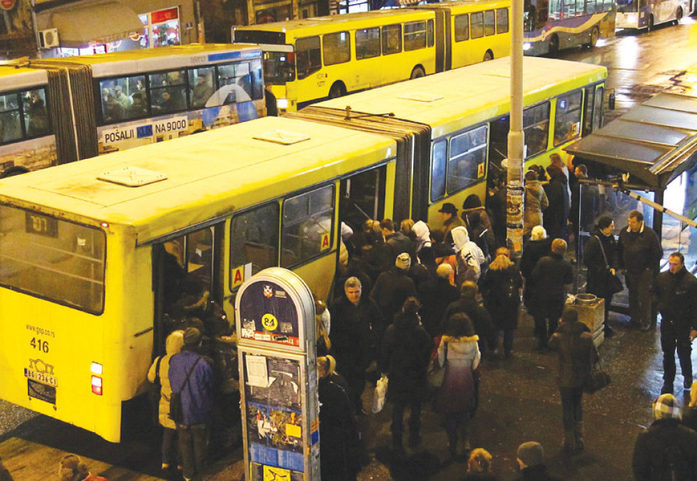 Vozač autobusa vređao majku s detetom u kolicima