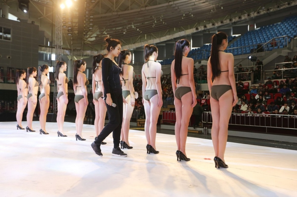 Na kasting za stjuardese isključivo u bikiniju! (FOTO)