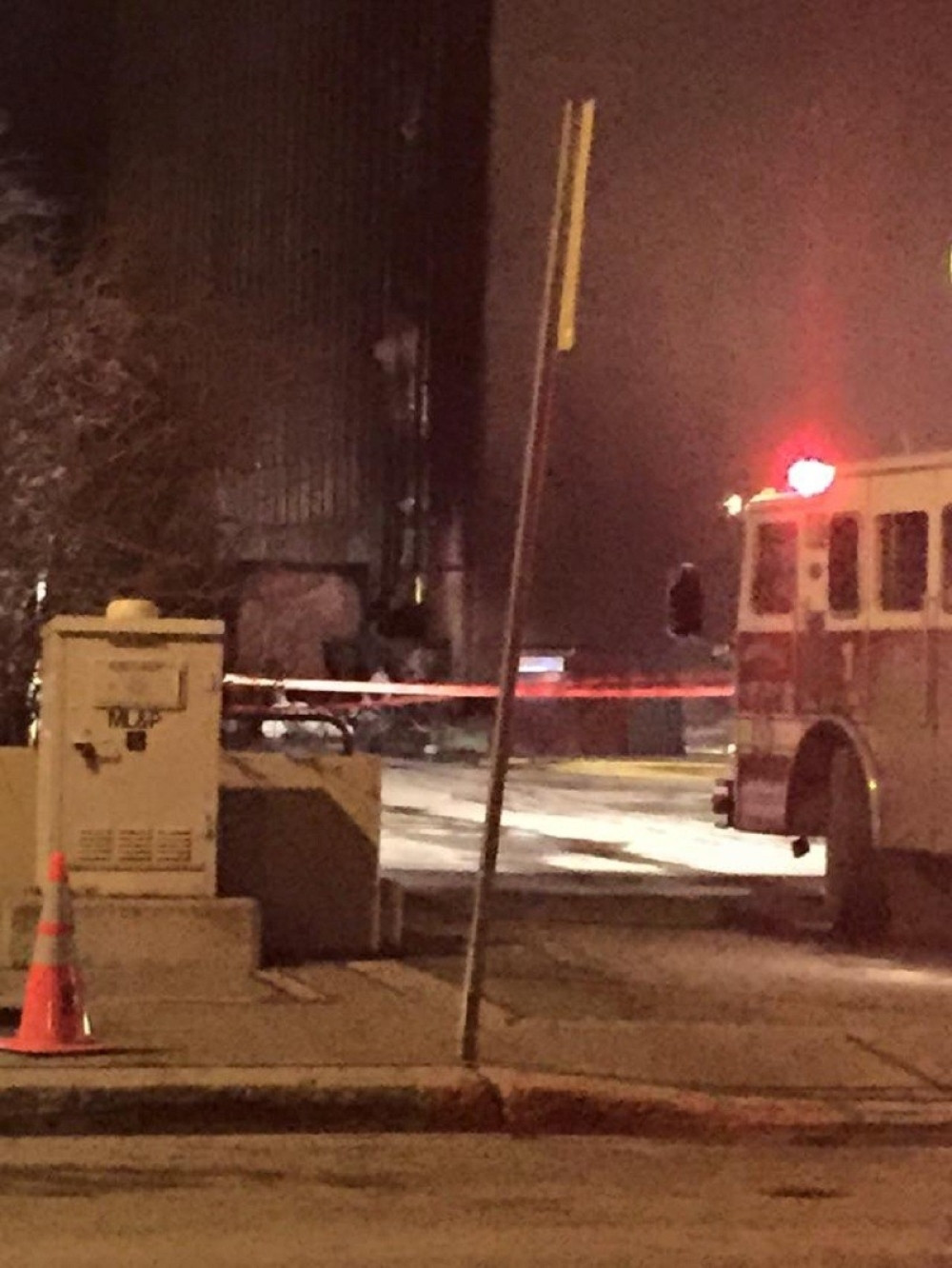 Avion udario u zgradu, ima poginulih (FOTO)