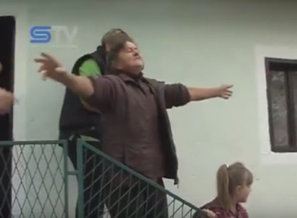 Baba nadmudrila tamburaše u bećarcima!