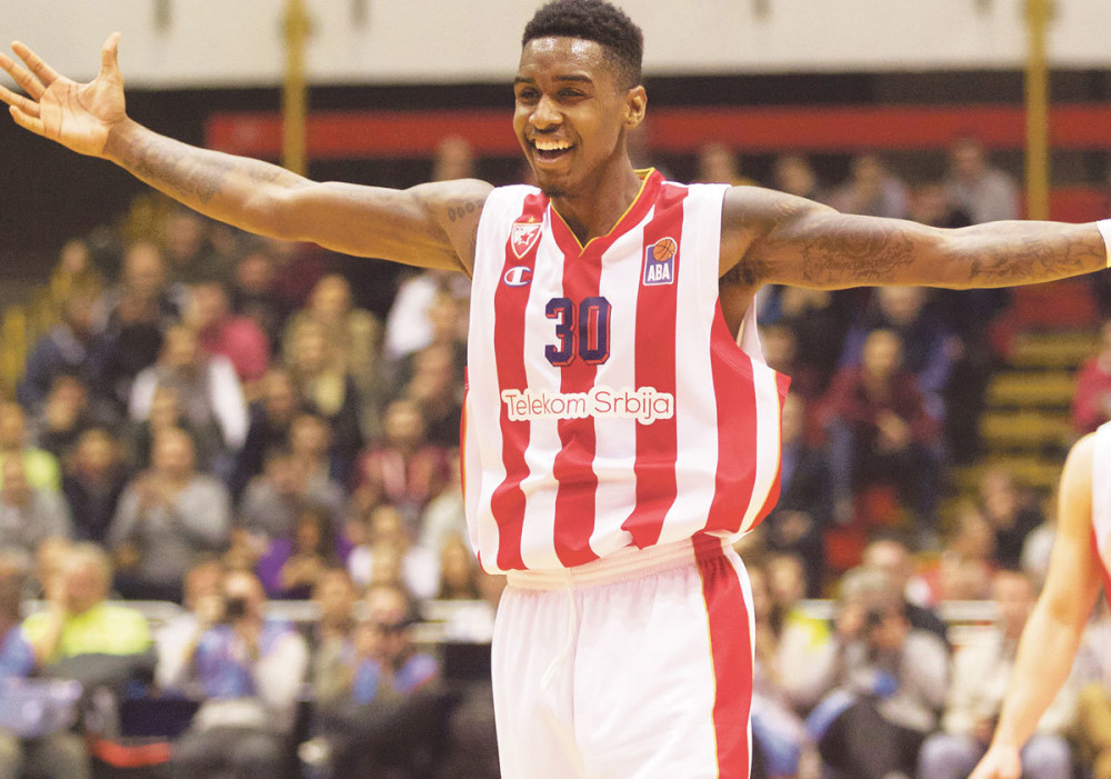 Kvinsijeva nova devojka je bombetina! (FOTO)