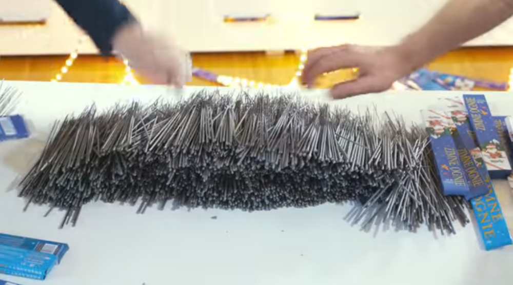 Evo šta se desi kad odjednom upalite 10.000 prskalica (VIDEO)