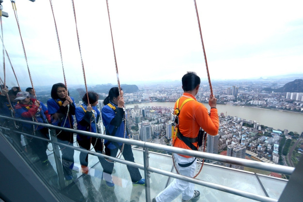 Staklena staza oko zgrade!