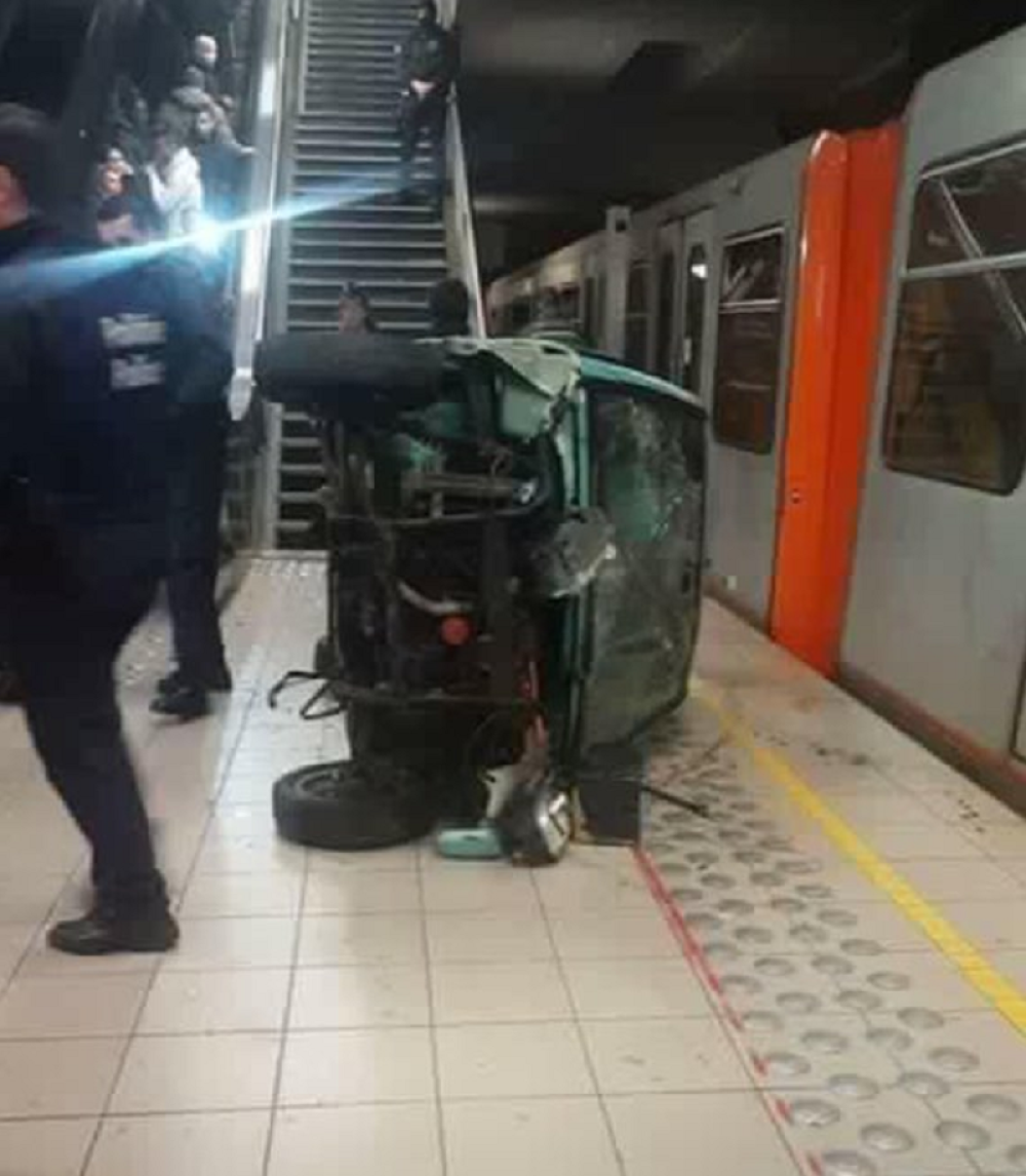 Gurnuli automobil niz stepenice metroa! (VIDEO)