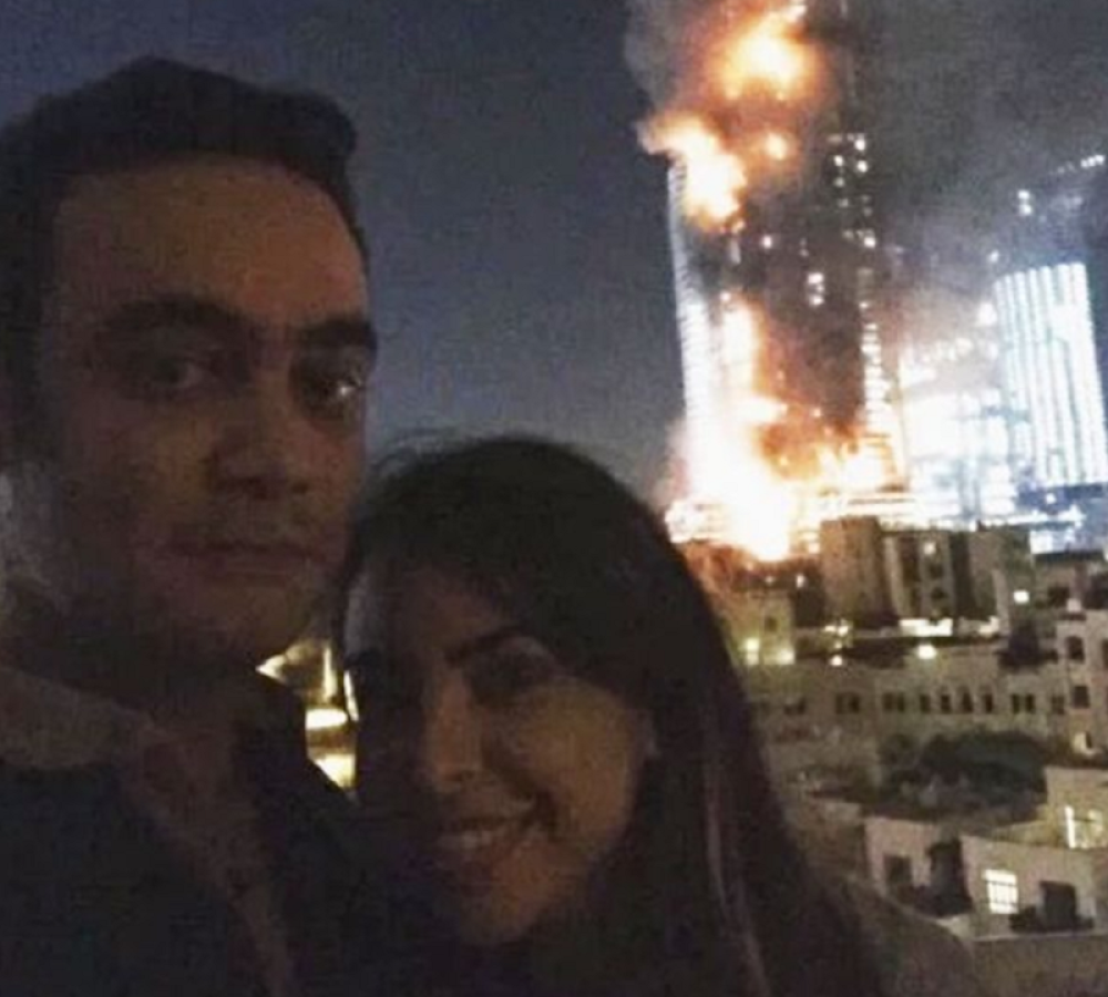 Snimali selfi ispred hotela u plamenu!