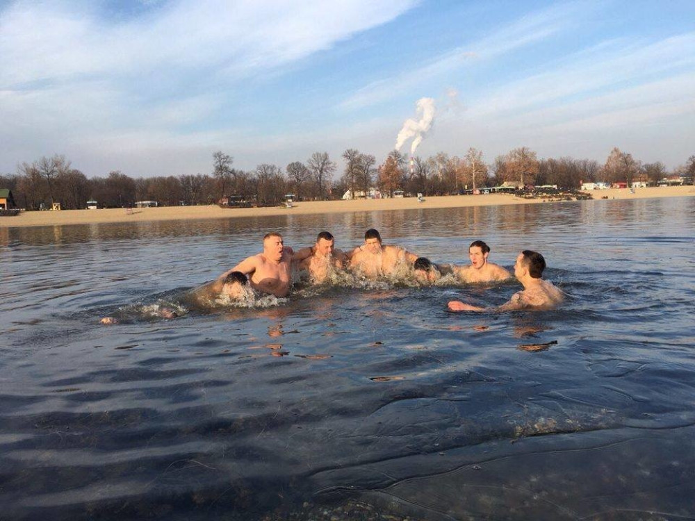 Kaskaderi se kupali na Adi (FOTO)