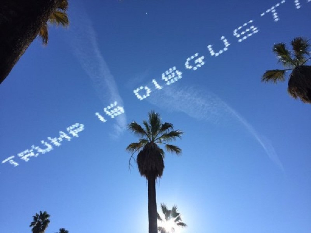 Natpis na nebu: Tramp je odvratan! (VIDEO)