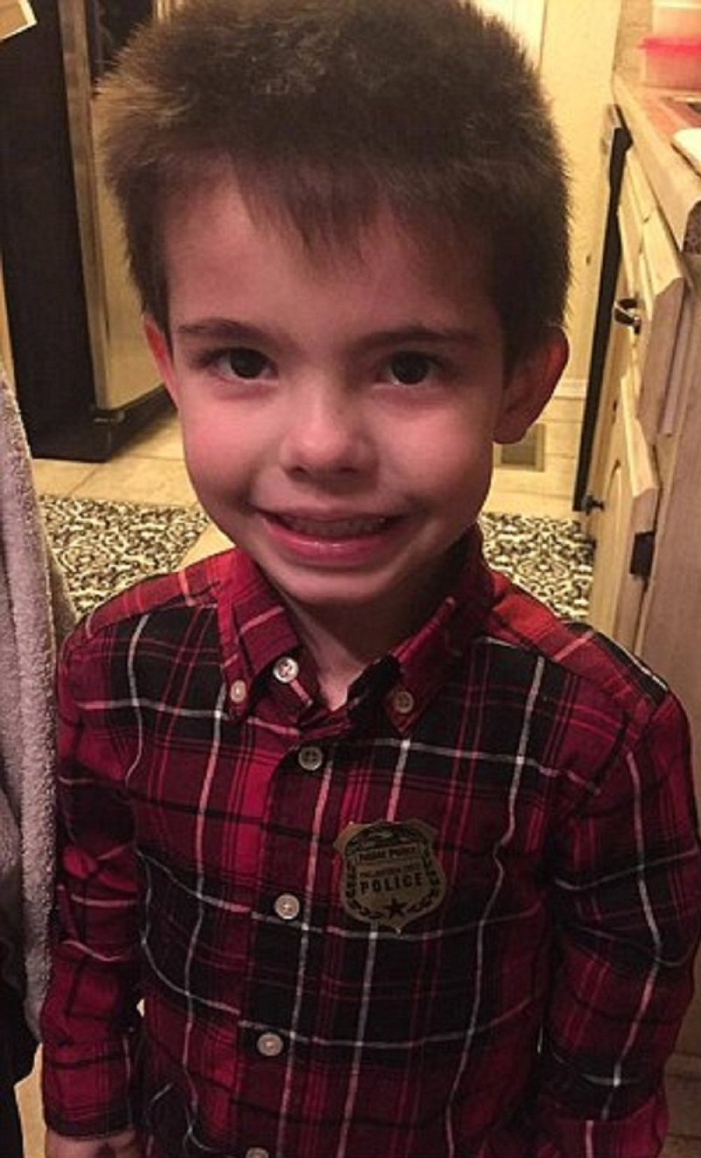 Dečak nahranio policajce koji su se smrzavali 16 sati (VIDEO)