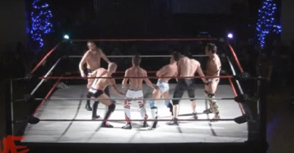 Obaranje rvača koji se drže za "alatke" (VIDEO 18+)