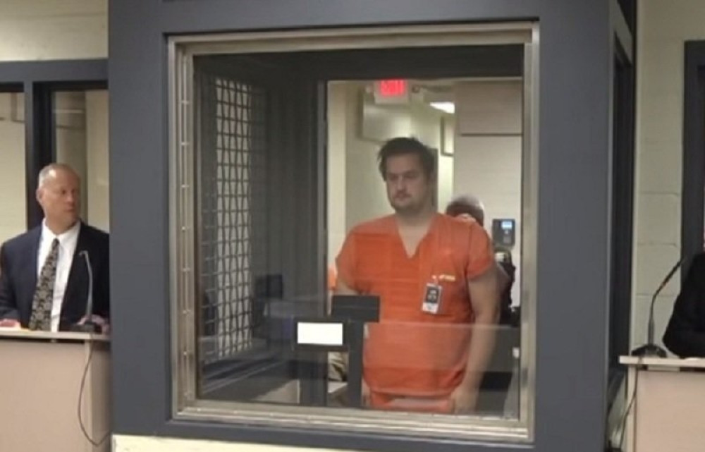 Sedeo na sinu dok ga nije ugušio (FOTO)