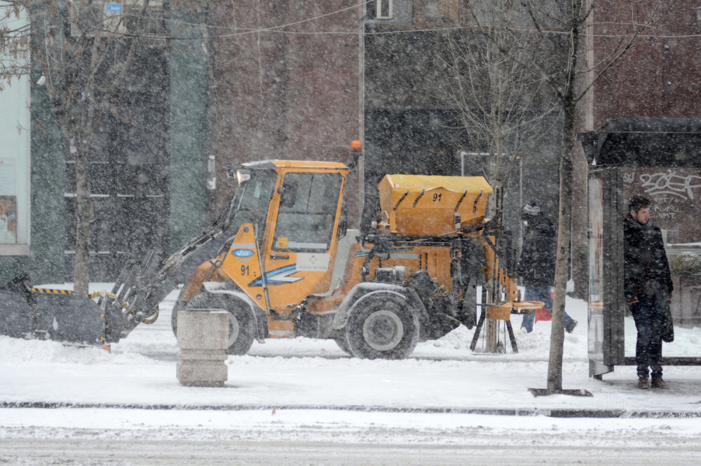 Sneg veje, putevi prohodni
