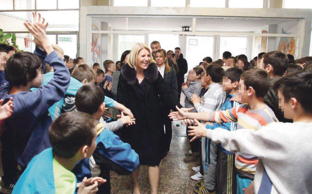 Dragica sišla s lustera i popela se na laptop!