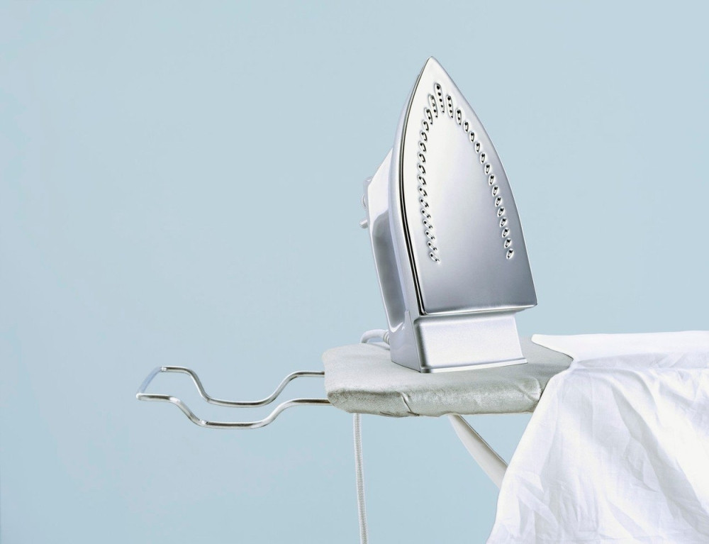 Očistite peglu pomoću ovoga i biće kao nova!