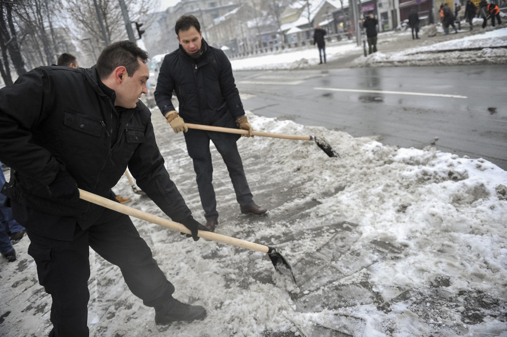 Vulin i Mali čiste sneg kod Vuka