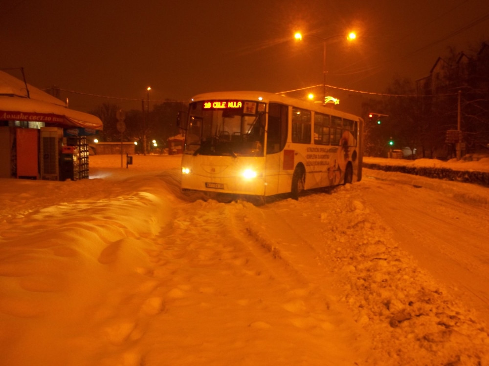 Pun autobus zaglevljen tri sata u snegu (VIDEO i FOTO)