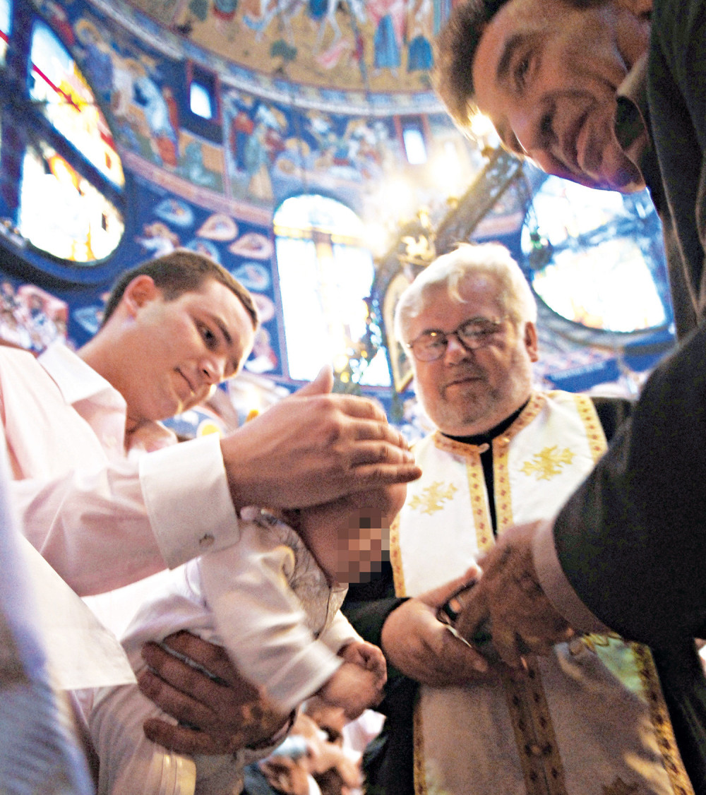 Evo zašto treba krstiti decu što pre!