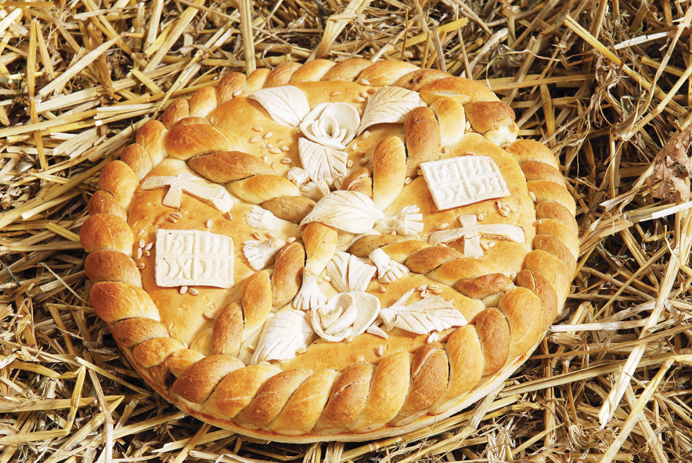 Lomljenje božićne česnice na Trgu Republike