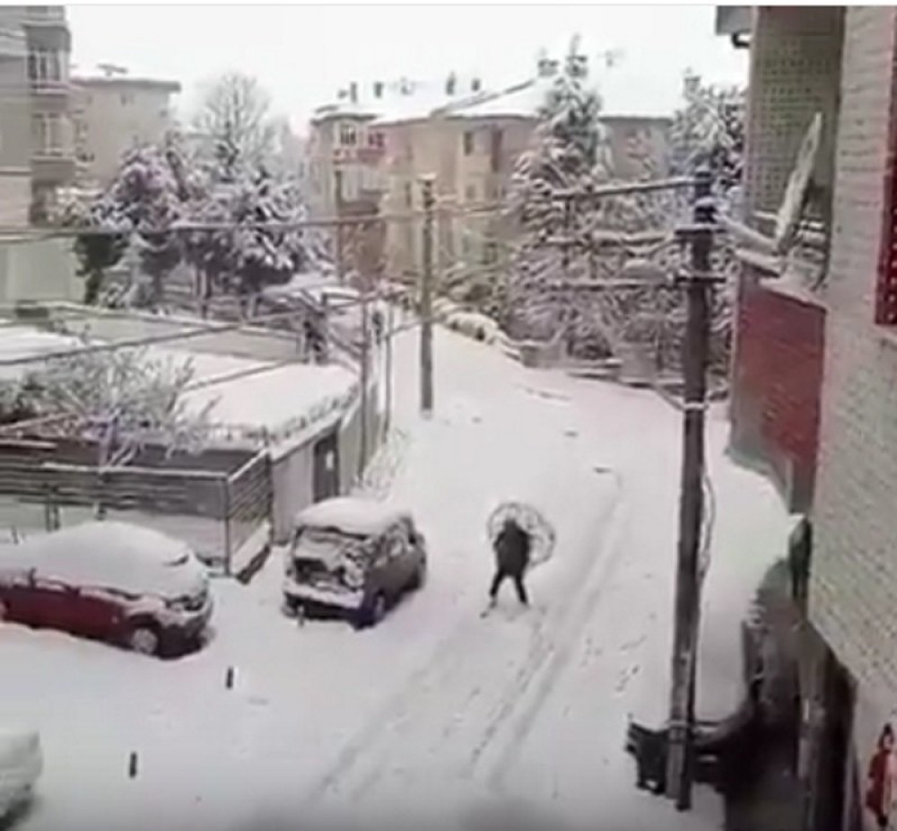 Kako da se izvučete iz zavejane ulice (VIDEO)