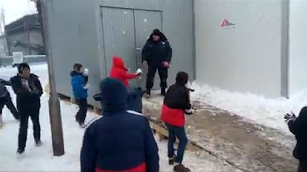 Policajci se grudvaju s decom izbeglicama (VIDEO)