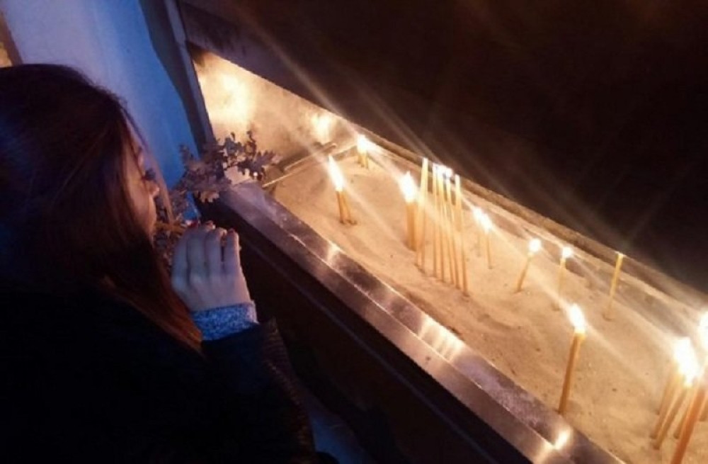 Zoricu pustili da zapali sveću ocu