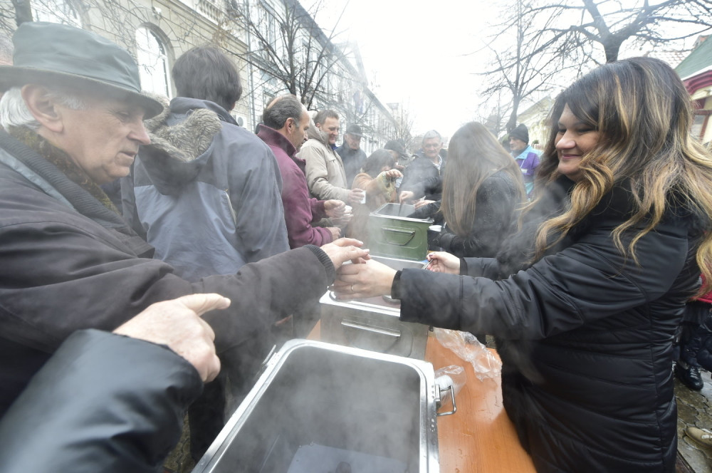 Obeležavanje Badnjeg dana širom Srbije (GALERIJE)