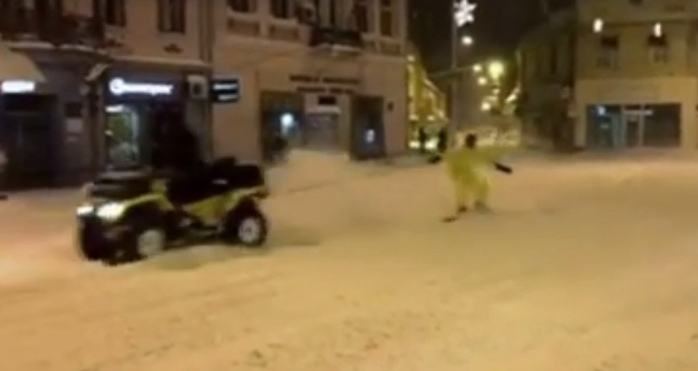 Građani ski surfuju u Jagodini (VIDEO)