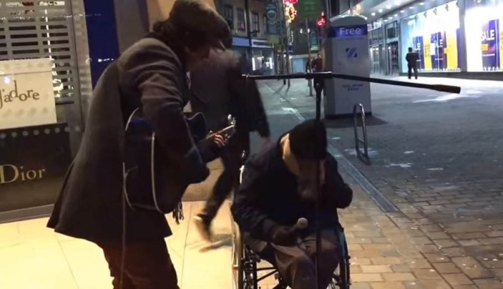 Beskućnik oduševio prolaznike pevanjem (VIDEO)