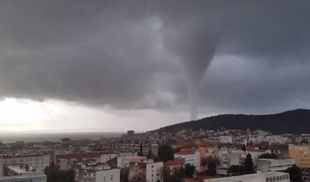 Pijavica u Splitu čupala stabla i semafore (VIDEO)