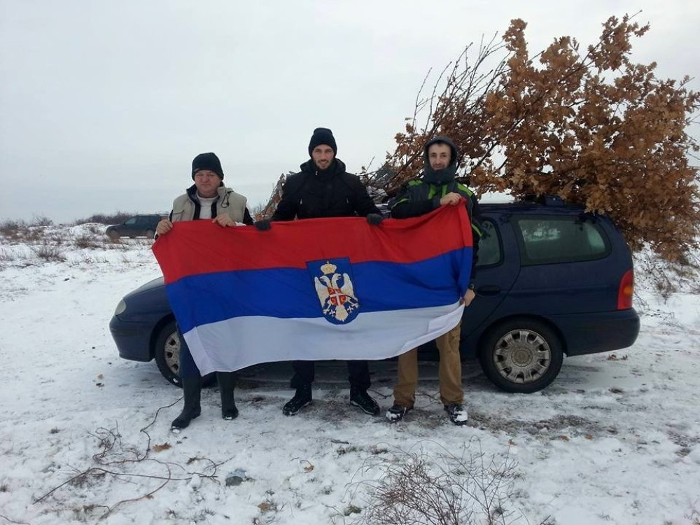 Naprednjaci s kokardama posekli hrast
