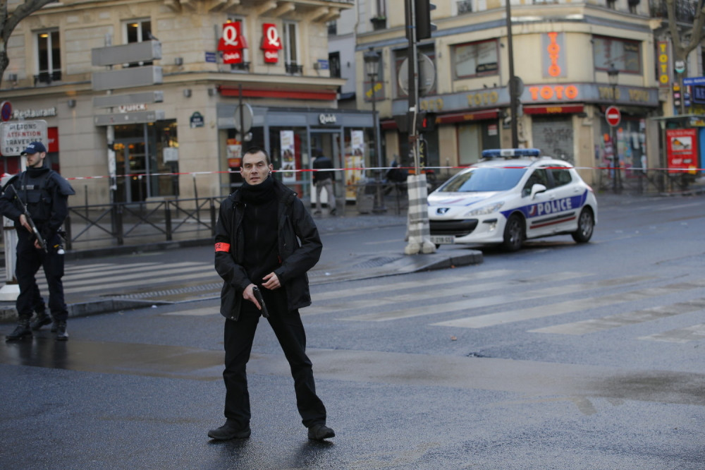 Pariz: Krenuo u napad sa nožem i lažnim eksplozivom